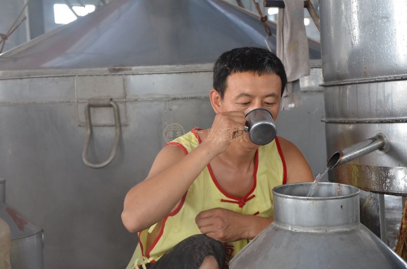 青岛酒厂酿酒车间一角